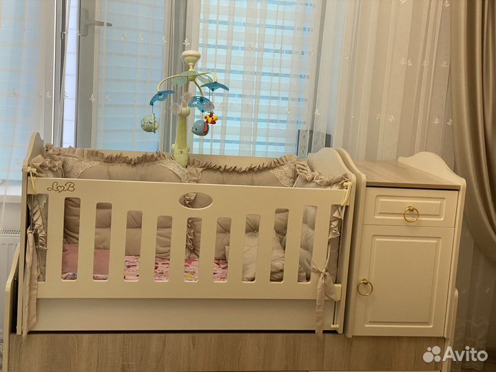 Детская кроватка с маятником и ящиком для белья