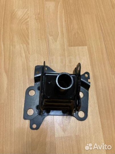 Кронштейн усилителя бампера 8P0807134 пер прав