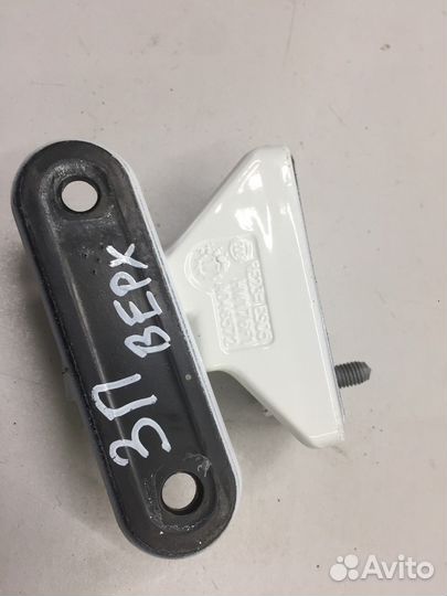 Петля двери задняя правая верхняя