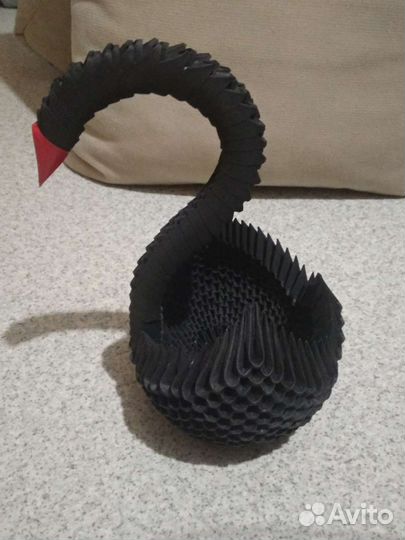 Черный лебедь из бумаги