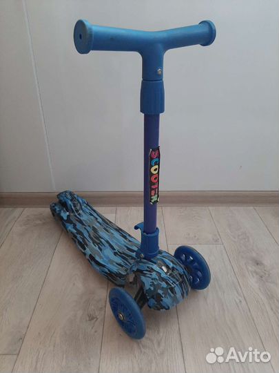 Детский самокат со светящимися колесами