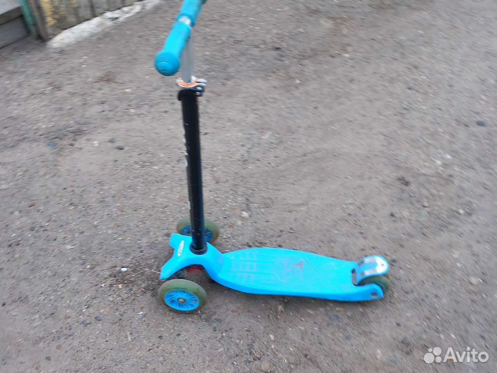 Продаю самокат. Трёх колёсный синего цвета