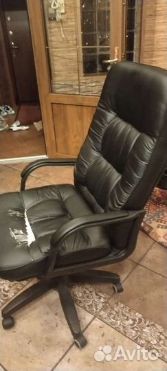 Офисное кожаное кресло