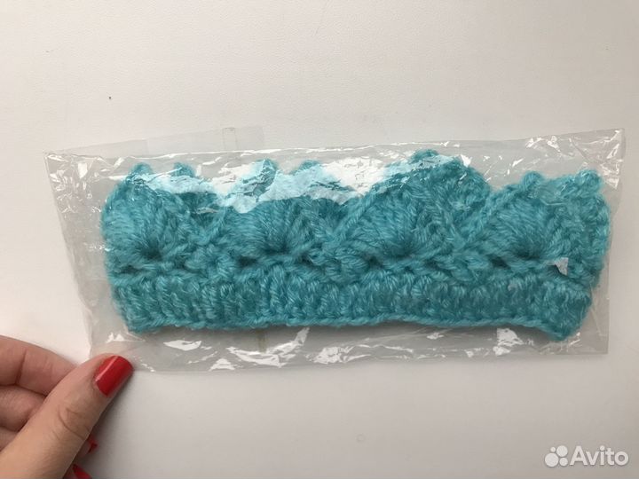 Корона вязаная детская для съёмки ярко голубая