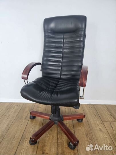 Офисное кожаное кресло руководителя