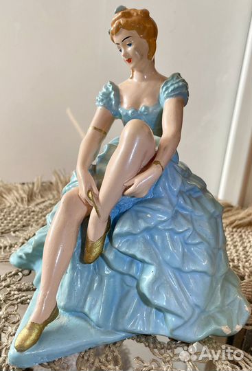 Фарфоровая статуэтка Балерина завязывает пуанту