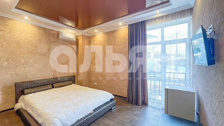 Дом 458,7 м² на участке 4,7 сот.