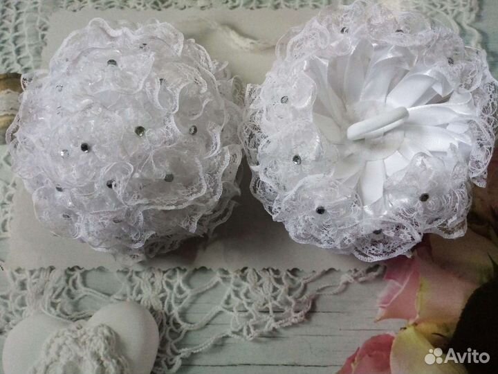 Белые пышные банты на 1 сентября