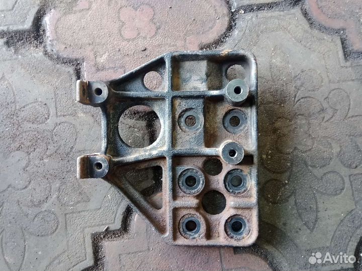 Кронштейн компрессора кондиционера Киа спектра 1.6