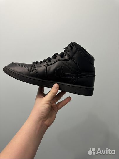 Nike air jordan 1 mid triple black