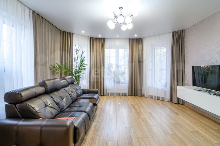 Коттедж 293,3 м² на участке 8,4 сот.