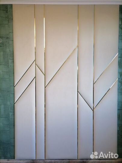 Мягкие стеновые панели с латунным профилем