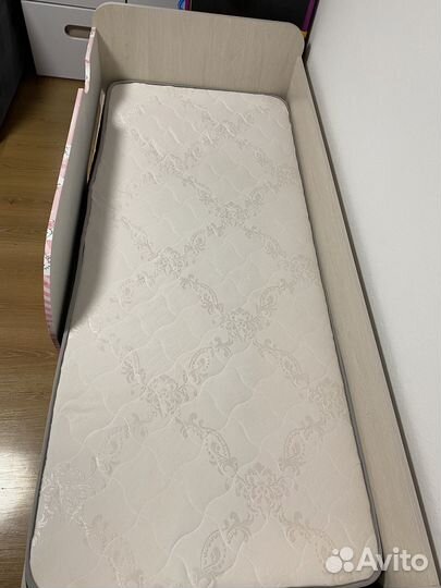 Детская кровать с бортиком и матрасом
