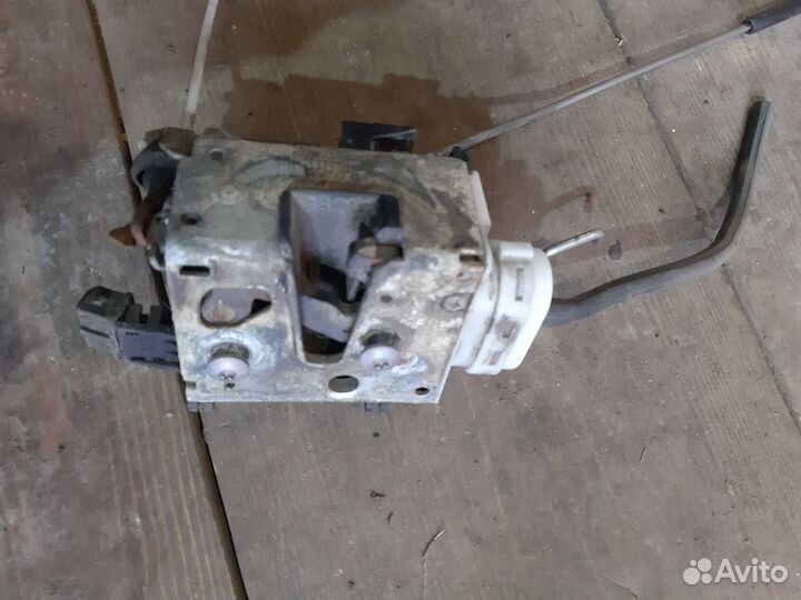 Замок двери Audi 100 C4 (правая сторона)
