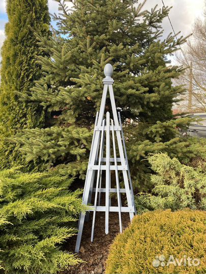 Опора для вьющихся растений в цвете