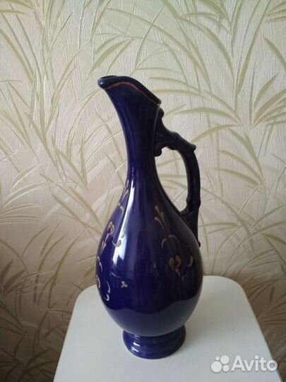 Старинный керамический кувшин