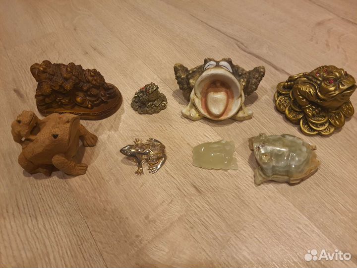 Коллекция фигур лягушек