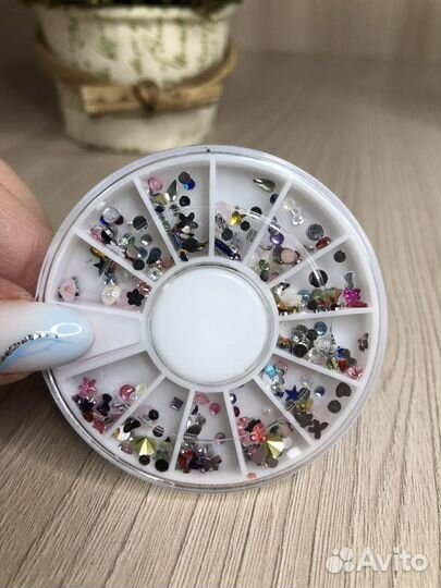 Набор страз и дизайнов для ногтей