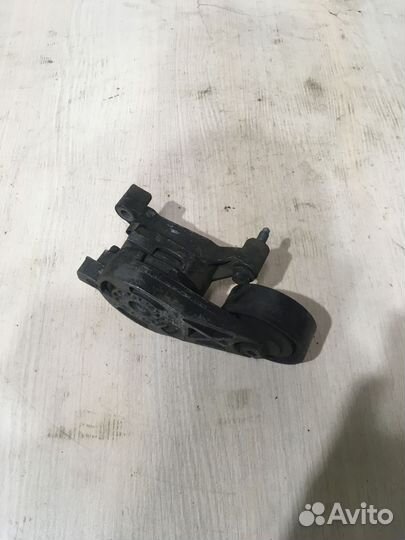 Натяжитель ремня грм Фольксваген Тоуран 03C903315