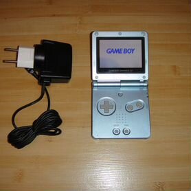 Gameboy Advance SP AGS 101 и Famicom 001