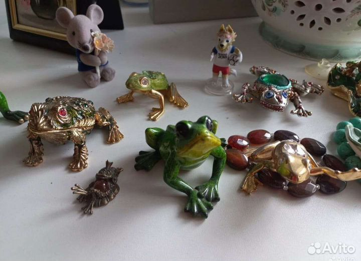 Большая коллекция лягушек