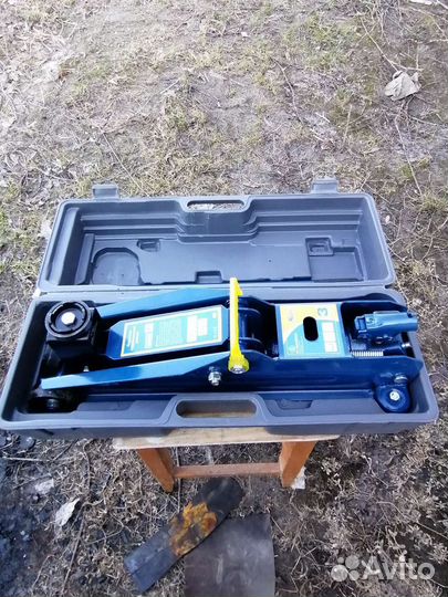 Домкрат гидравлический подкатной Kraft 820006 3т