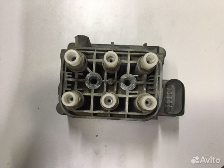 Блок клапанов пневмоподвески Mercedes-Benz