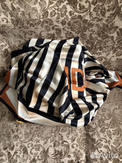 Шелковый платок fendi