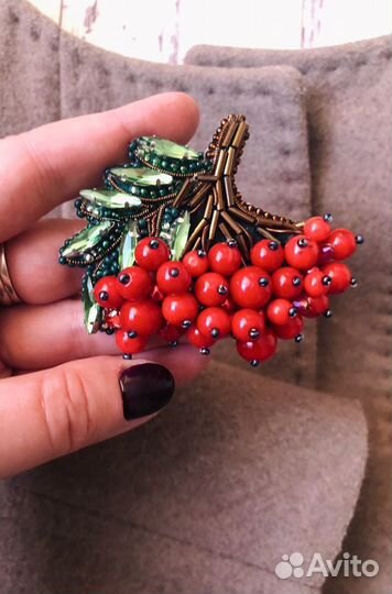 Брошь ручной работы из бисера