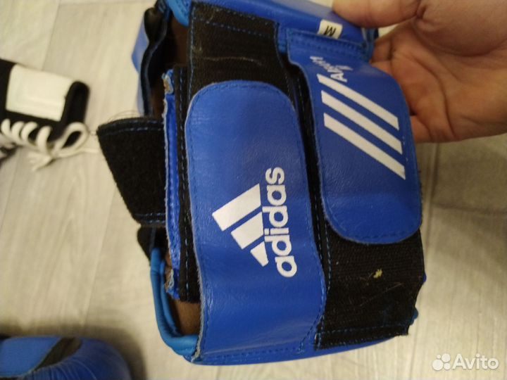 Боксерские перчатки и шлем