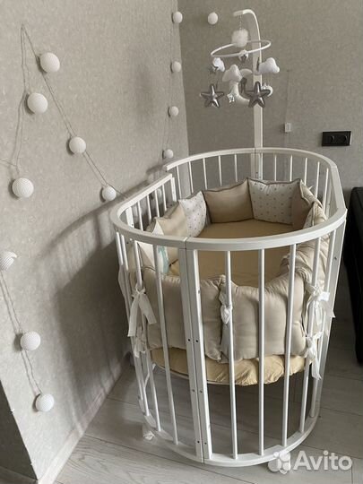 Детская кроватка с маятником круглая