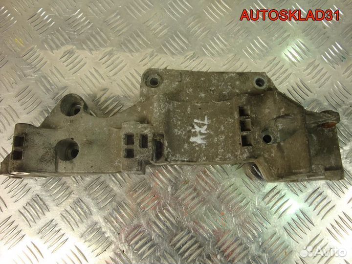 Кронштейн генератора VW Golf 4 06A903143H