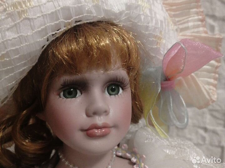 Кукла фарфоровая