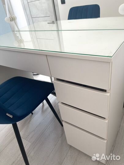 Стол для визажиста