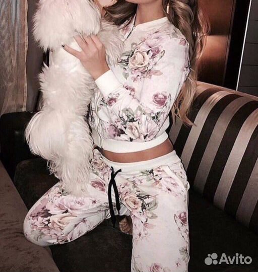 Костюм с цветами женский