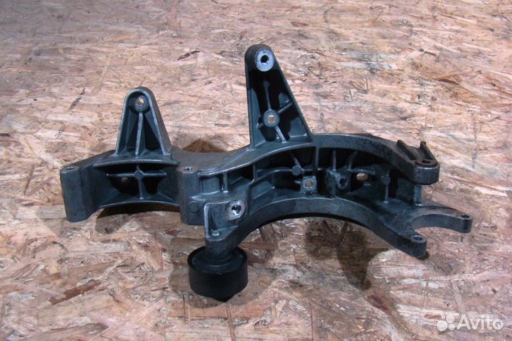 VW Touareg Кронштейн генератора