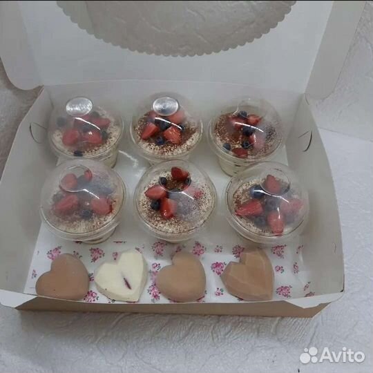 Капкейки, трайфалы, нарезные пирожные