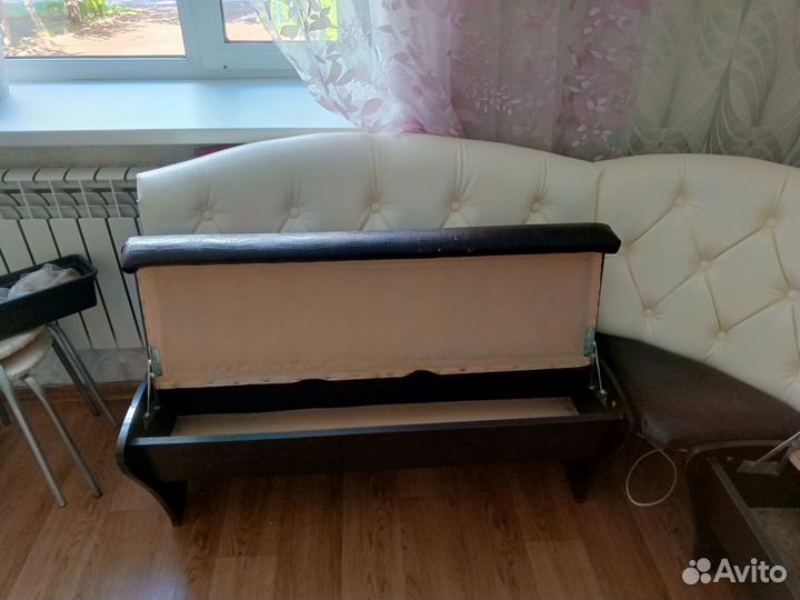 Кухонный уголок со столом