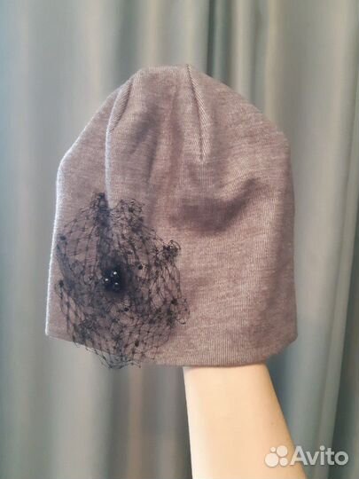 Много разнообразных шапок