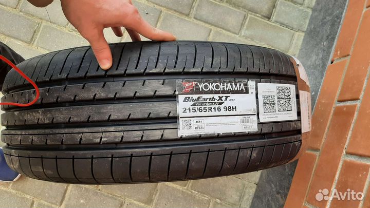 Yokohama BluEarth-XT AE61 215/65 R16 98H