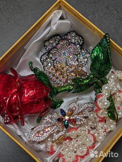 Коробка с блестящими заколками и др