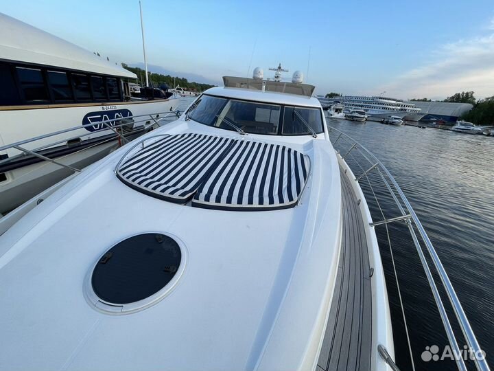 Аренда моторной яхты на компанию до 15 человек