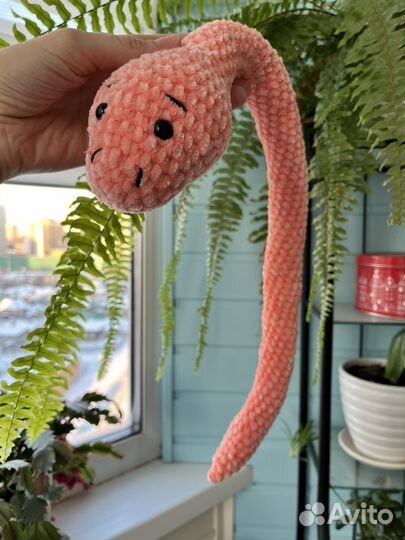 Мягкая вязаная змейка