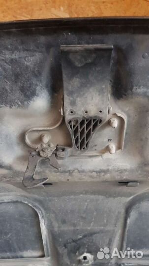 Крюк капота на Audi A8 D3