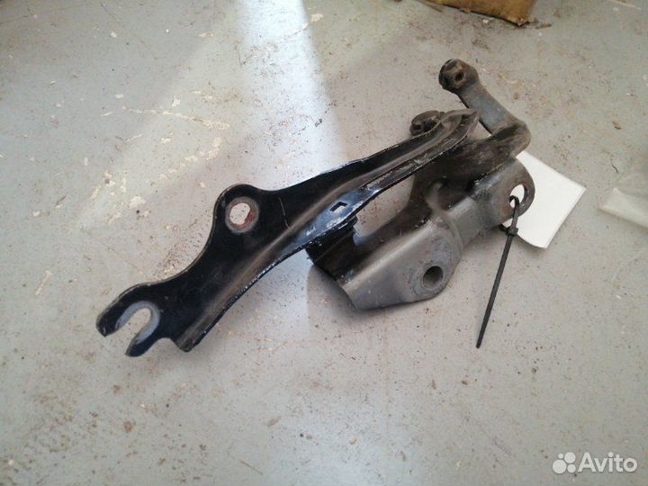 Петля капота правая Mazda 3 BK LF 2008