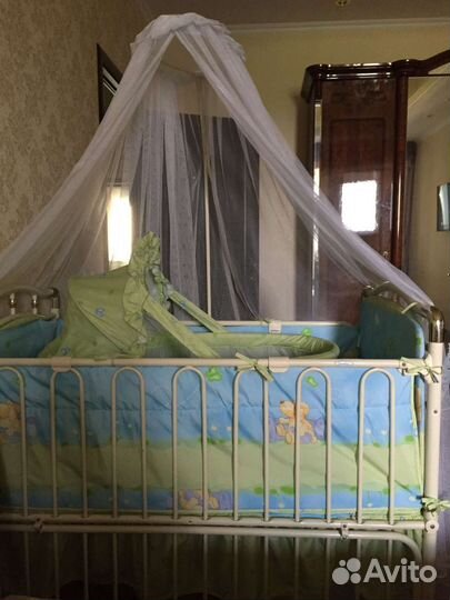 Детская кроватка с маятником