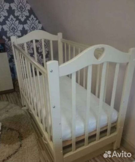 Детская кроватка с маятником