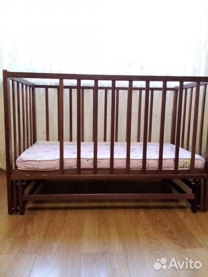 Кровать детская с маятником