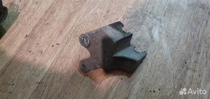 Кронштейн крепления троса кпп Opel Zafira B 2005