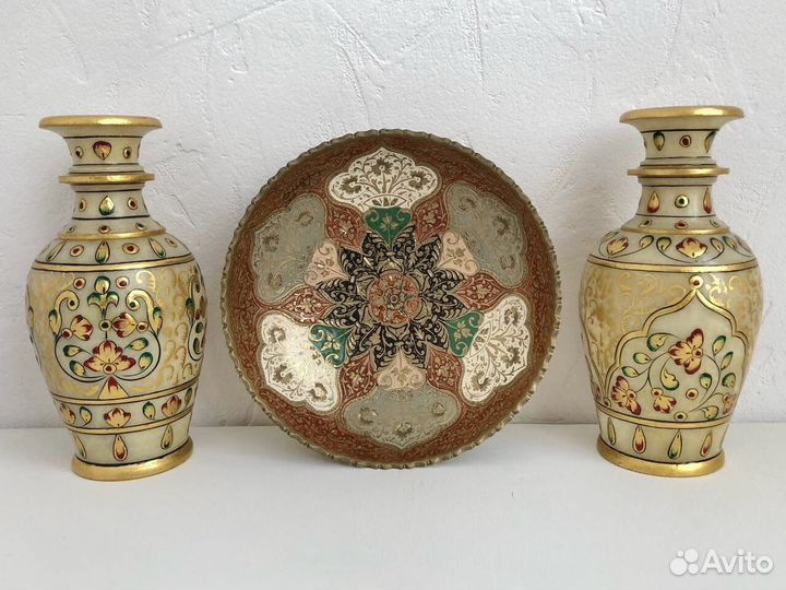 Вазы из мрамора и блюдо из латуни Индия